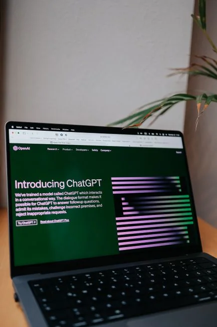 Sur l’écran d’un ordinateur portable, une application de codage affiche un design de calculatrice dans un environnement de bureau technologique.